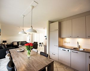Gezellige keuken en woonkamer in Villa 1, De Koog, Texel. Ruim vakantiehuis voor een ontspannen verblijf.