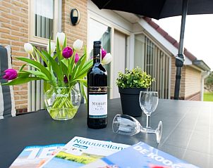Geniet van een drankje op het terras van Villa 1, De Koog, Texel. Ontspan in dit vakantiehuis op de Waddeneilanden.