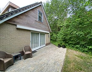 Seitenansicht des Ferienhauses Hoog Koog 18 im Bungalowpark Hoog Koog De Koog Texel mit Gartensthlen.