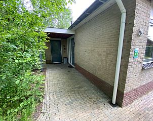 Eingang zum Ferienhaus Hoog Koog 18 im Bungalowpark Hoog Koog De Koog Texel in grner Umgebung.