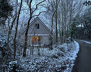 Diele des Ferienhauses Hoog Koog 18 im Bungalowpark Hoog Koog De Koog Texel mit Treppe und Garderobe.