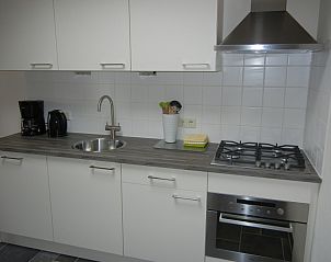 Kompakte Kche im Ferienhaus 2, De Koog, Texel mit modernen Gerten.