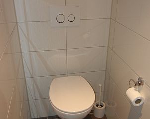 Modernes Badezimmer im Ferienhaus 2, De Koog, Texel mit stilvoller Toilette.