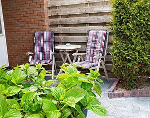 Private Terrasse des Ferienhauses 2, De Koog, Texel mit bequemen Sitzgelegenheiten.