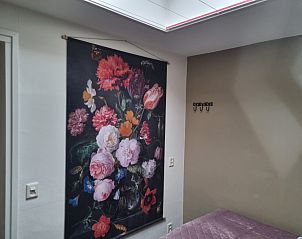 Kunstvolle Schlafzimmereinrichtung im Ferienhaus 2, De Koog, Texel fr einen stimmungsvollen Aufenthalt.