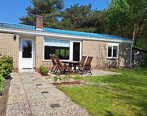 Vacation home Hoog Koog 10 in Bungalowpark Hoog Koog, De Koog, Texel with spacious outdoor area and seating.