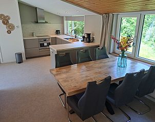 Open kitchen and dining area in vacation home Hoog Koog 10, Bungalowpark Hoog Koog, De Koog, Texel overlooking nature.