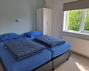Comfortable bedroom in vacation home Hoog Koog 10, Bungalowpark Hoog Koog, De Koog, Texel with double bed.