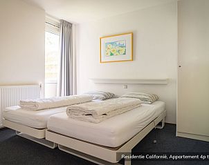 Second bedroom in Type 4 vacation home, De Koog, Texel. Bright room with a view of the surroundings.