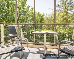 Privater Balkon des Ferienhauses Typ 5A, De Koog, Texel, mit Sitzgelegenheit und Blick ins Grne.