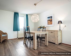 Essecke im Ferienhaus Typ 5A, De Koog, Texel, mit modernem Tisch und stimmungsvoller Beleuchtung.