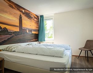 Gerumiges Schlafzimmer im Ferienhaus Typ 5A, De Koog, Texel, mit schner Leuchtturmtapete.
