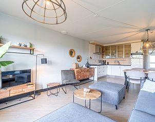 Offene Kche des Appartements Juliana 044 Insel und Meerblick in De Koog, Texel mit modernen Gerten.