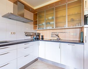 Voll ausgestattete Kche im Appartement Juliana 044 Insel- und Meerblick, De Koog, Texel mit eleganter Verarbeitung.