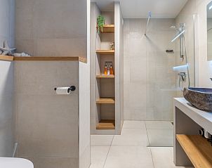 Luxurises Badezimmer im Appartement Juliana 044 Insel- und Meerblick, De Koog, Texel mit modernen Annehmlichkeiten.