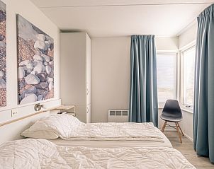 Gerumiges Schlafzimmer im Apartment Juliana 132 Eilandzicht, De Koog, Texel mit Blick auf die Umgebung.