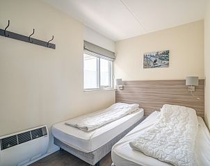 Zweites Schlafzimmer im Appartement Juliana 132 Eilandzicht, De Koog, Texel mit bequemen Betten.