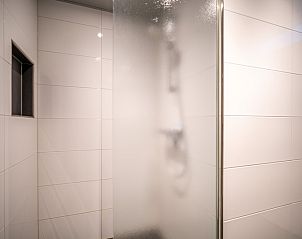 Begehbare Dusche in Apartment Juliana 132 Eilandzicht, De Koog, Texel mit Glaswand.