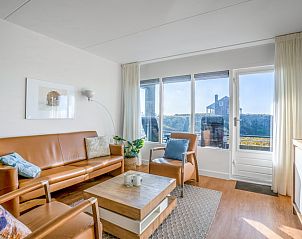 Modernes Wohnzimmer mit groen Fenstern im Apartment Juliana 052 Insel- und Meerblick, De Koog, Texel.