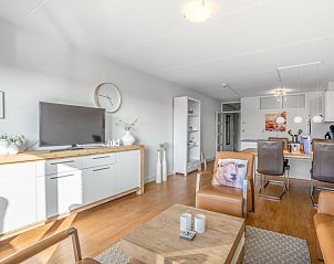 Stilvolles Esszimmer im Apartment Juliana 052 Eiland en Zeezicht, De Koog, Texel mit Holztisch und Ledersthlen.