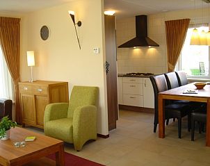 Open kitchen and dining area in 6-person vacation home with sauna, De Koog, Texel