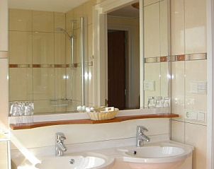 Luxury bathroom with double sink in 6-person vacation home, De Koog, Texel