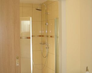 Walk-in shower in 6-person vacation home with sauna, De Koog, Texel
