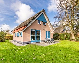 Bungalow T6AB in De Koog, Texel met rieten dak en zonnig terras, omgeven door groene natuur en rustige omgeving op de Waddeneilanden.