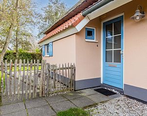 Charmante bungalow T6AB met rieten dak in De Koog, Texel, omgeven door groene tuin en rustgevende natuur op de Waddeneilanden.