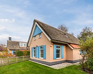 Geniet van het zonnige terras van bungalow T6AB in De Koog, Texel, omgeven door groene natuur op de Waddeneilanden.