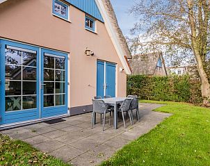 Geniet van de ruime tuin en het terras van bungalow T6AB in De Koog, Texel. Perfect voor ontspanning op de Waddeneilanden.