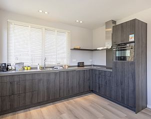 Modern kitchen in Villa 8, a vacation home in De Koog, Texel. Perfect place for culinary creations on the Wadden Islands.