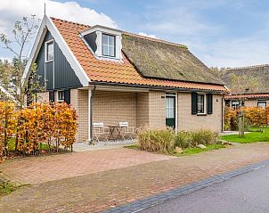 Vooraanzicht van T6B Comfort, een charmante bungalow in De Koog, Texel, omgeven door natuurlijke schoonheid op de Waddeneilanden.