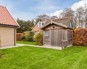 T6B Comfort bungalow in De Koog, Texel met rieten dak en groene tuin, ideaal voor een ontspannen vakantie op de Waddeneilanden.