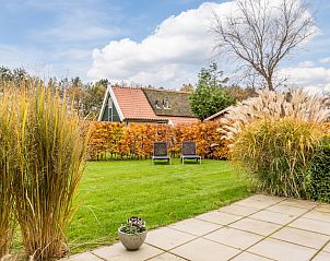 Geniet van het ruime terras van de T6B Comfort bungalow in De Koog, Texel, omringd door groene natuur en rustgevende uitzichten.
