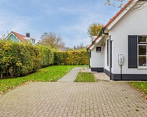 Vakantiehuis T6A in De Koog, Texel, omgeven door groene natuur en herfstbladeren, ideaal voor een ontspannen verblijf op de Waddeneilanden.