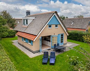 Entree van bungalow T6A in De Koog, Texel, met houten vloer en moderne inrichting, ideaal vakantiehuis op de Waddeneilanden.