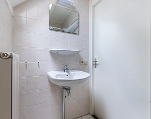 Moderne badkamer in bungalow T6B, gelegen in De Koog op Texel, Waddeneilanden. Stijlvolle wastafel en spiegel voor comfort en gemak.