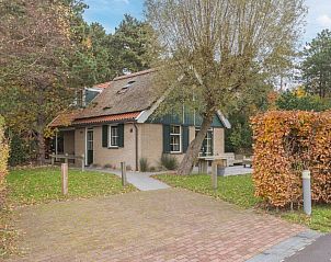 T6B bungalow in De Koog, Texel, omringd door herfstkleuren en natuur, ideaal vakantiehuis op de Waddeneilanden.