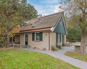 Gezellige bungalow T6B in De Koog, Texel, omringd door natuur. Ideaal vakantiehuis op de Waddeneilanden met rieten dak en groene omgeving.