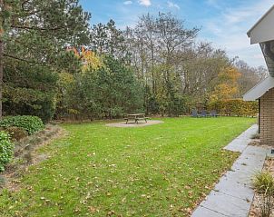 Ruime tuin van bungalow T6B in De Koog, Texel, omgeven door natuur en groen, ideaal voor ontspanning op de Waddeneilanden.
