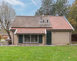 T6B bungalow in De Koog, Texel met rieten dak en ruime tuin, ideaal voor een ontspannen verblijf op de Waddeneilanden.
