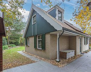 T6B bungalow in De Koog, Texel biedt een charmante buitenkant omgeven door natuur, ideaal voor een ontspannen vakantie op de Waddeneilanden.
