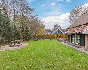 Geniet van de groene tuin bij bungalow T6B in De Koog, Texel, Waddeneilanden, omgeven door rustgevende natuur en een uitnodigend terras.