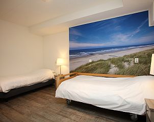 Sfeervolle slaapkamer in T6AM Comfort bungalow, De Koog, Texel met stranddecor en comfortabele bedden voor een ontspannen verblijf op de Waddeneilanden.