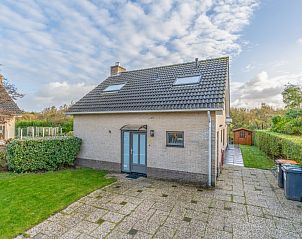 Stappeland 197 vacation home in De Koog, Texel with spacious outdoor space and green surroundings.