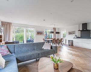 Dining area and living room in Stappeland 197, vacation home De Koog, Texel with lots of natural light.
