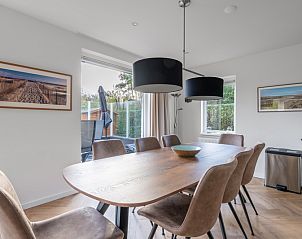 Stylish dining room in Stappeland 197, vacation home De Koog, Texel overlooking terrace.