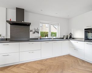 Bedroom in Stappeland 197, vacation home De Koog, Texel with comfortable beds and window.