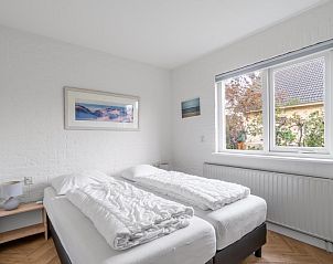 Bedroom storage in Stappeland 197, vacation home De Koog, Texel with closet and mirror.